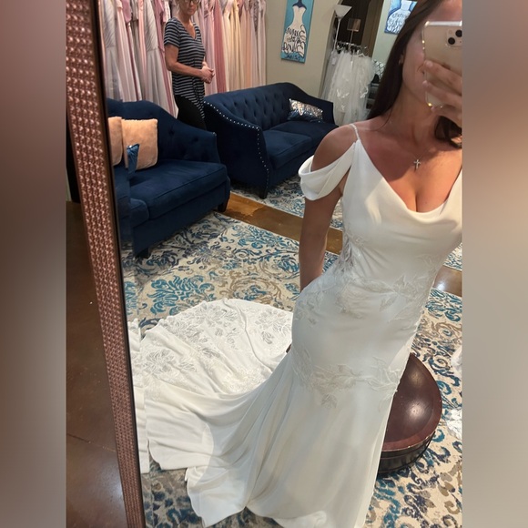 Wedding dress - Picture 12 of 15